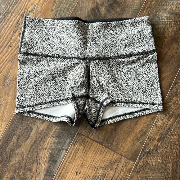 Lululemon Boogie Shorts - Picture 2 of 4